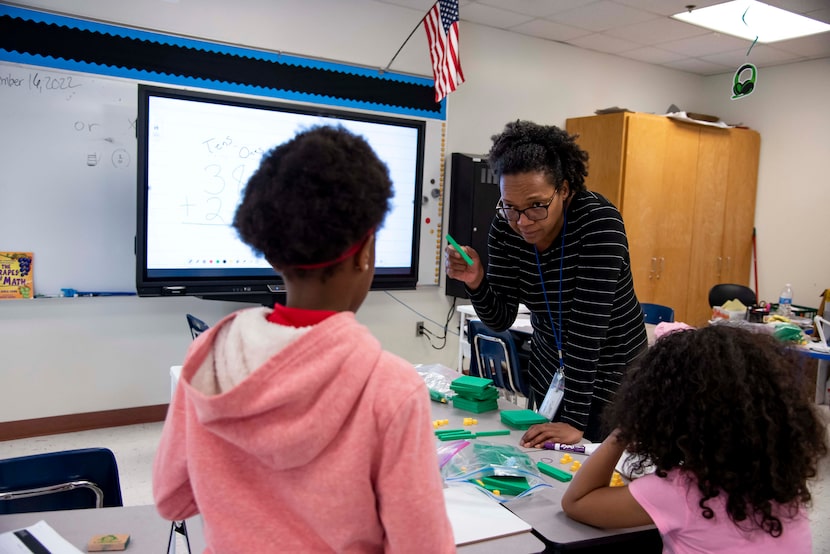 Cynthia Toran teaches her fourth-grade math students how to count. 