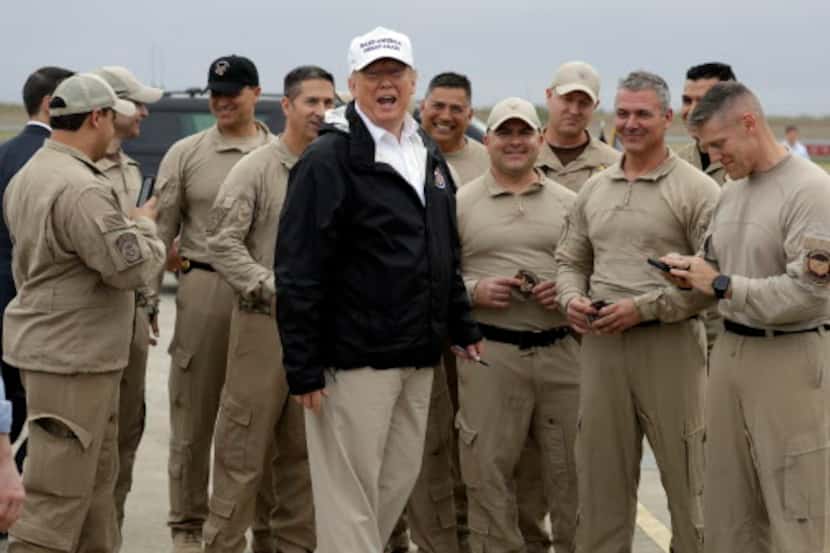 Trump junto a agentes de la Patrulla Fronteriza en McAllen. AP
