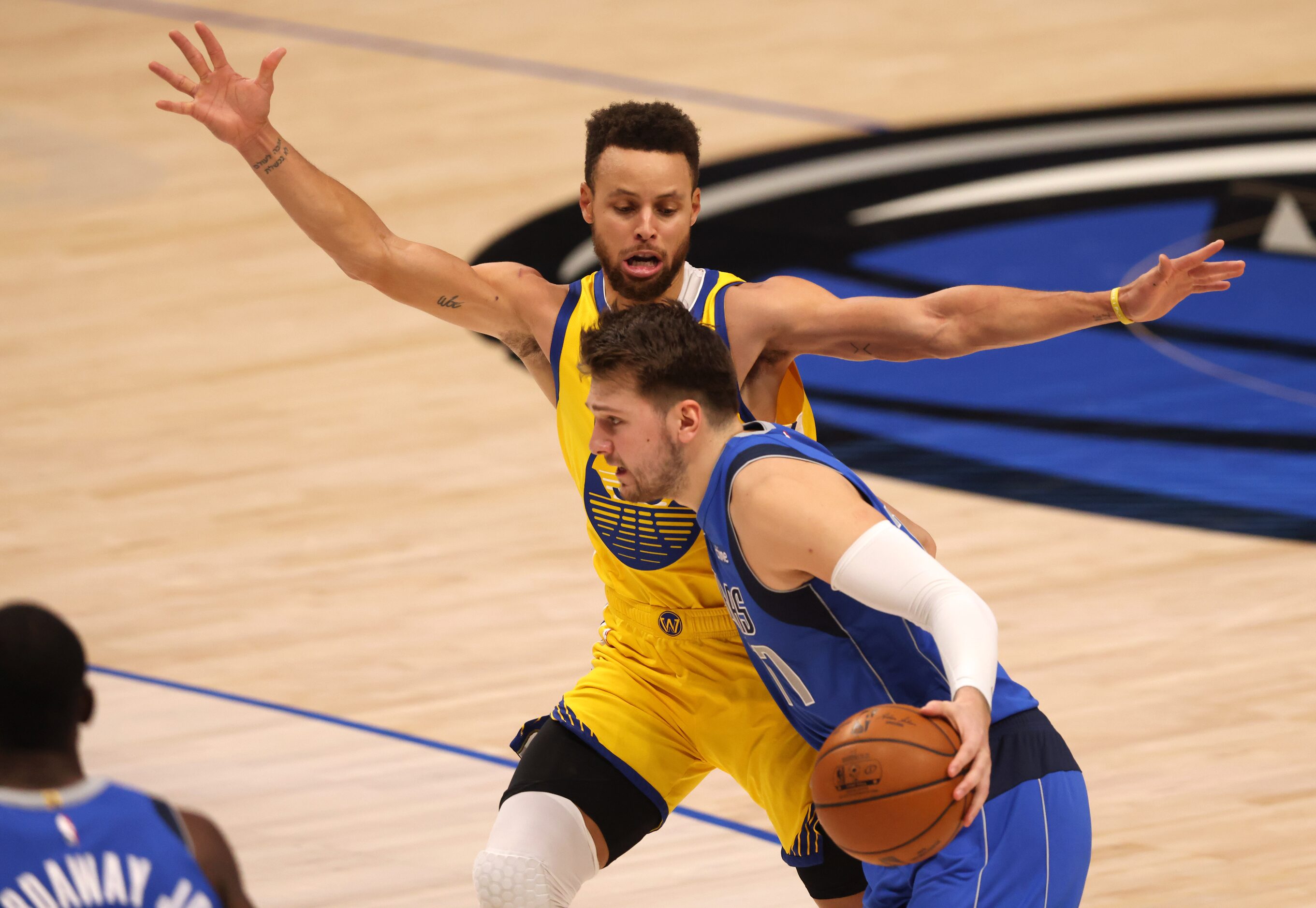 Dallas Mavericks guard Luka Doncic (77) drives towards the basket as Golden State Warriors...