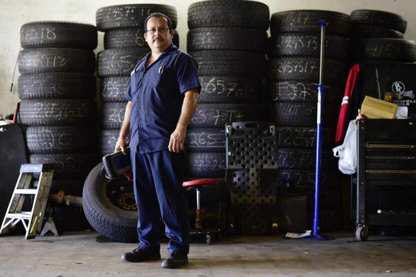 Joaquín Godínez en su mecánica en el sureste de Dallas. (ESPECIAL PARA AL DÍA/BEN TORRES)
