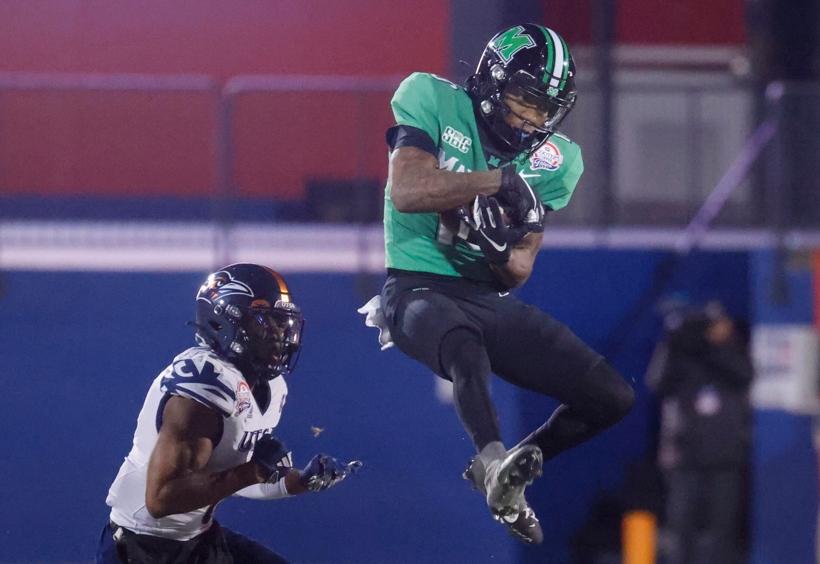 UTSA safety Kelechi Nwachuku (left) watches as Marshall wide receiver Chuck Montgomery...