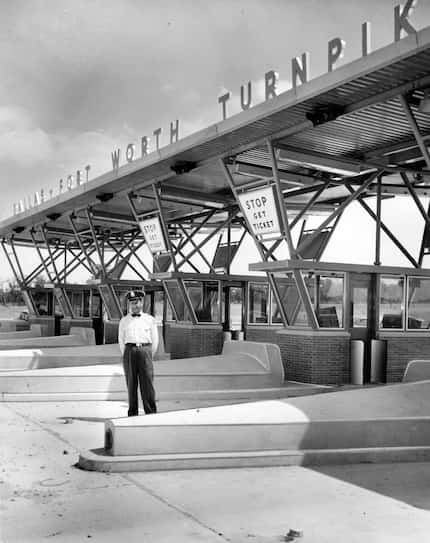 The Fort Worth gate of the Dallas-Fort Worth Turnpike in 1957.