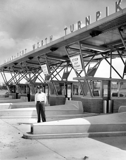 The Fort Worth gate of the Dallas-Fort Worth Turnpike in 1957.