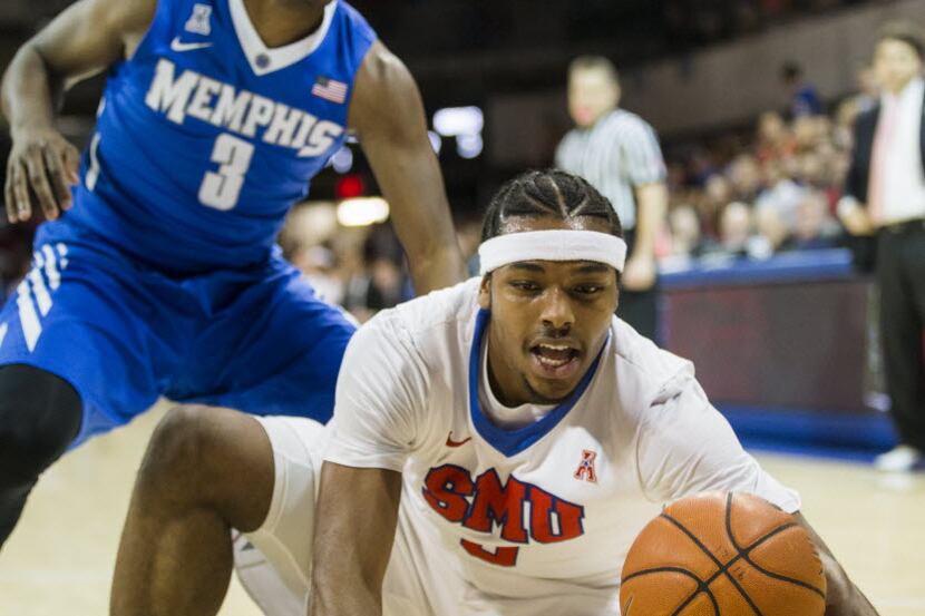 Southern Methodist Mustangs guard Sterling Brown (3) reaches for a loose ball in front of...