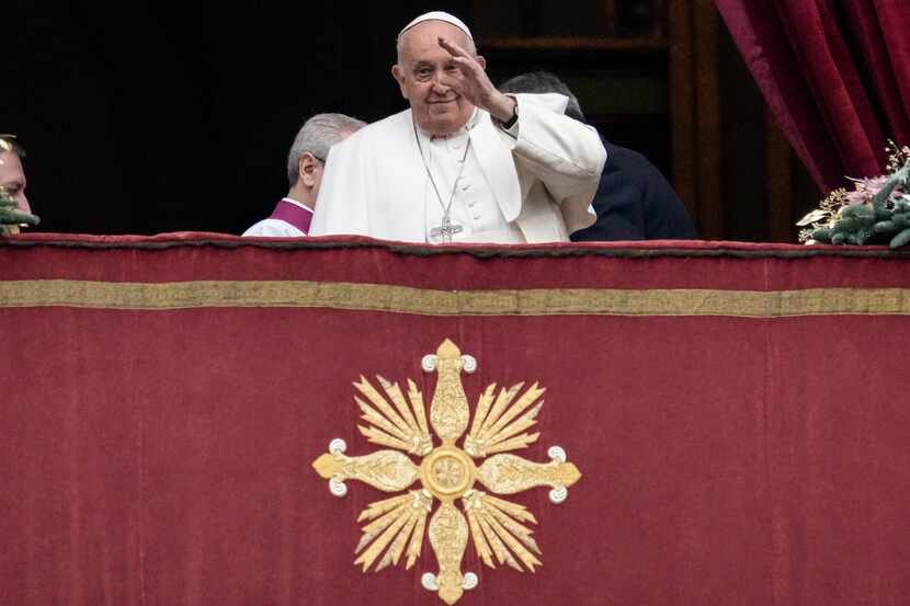 El papa Francisco saluda antes de la bendición Urbi et Orbi de Navidad desde el balcón...