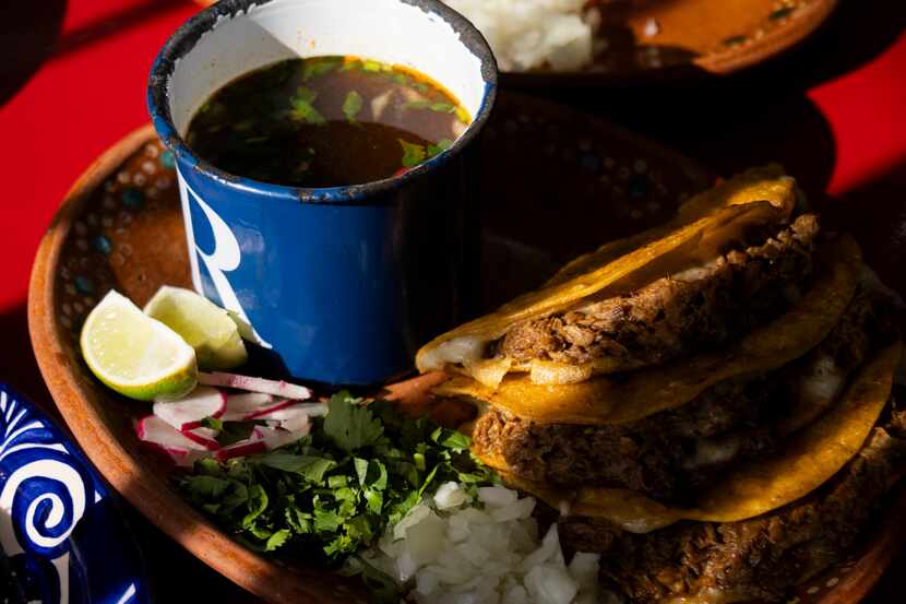 Un plato con tacos de birria servidos con consomé en Maskaras Mexican Grill en Dallas, el 7...