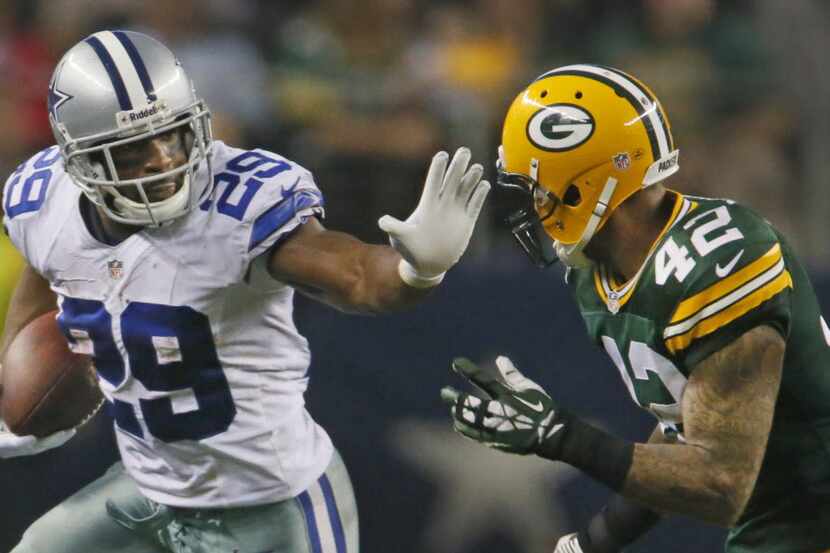 Dallas Cowboys running back DeMarco Murray (29) runs for yardage as Green Bay Packers strong...