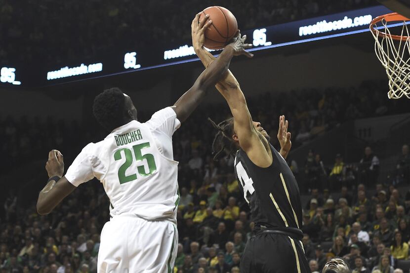 Oregon's Chris Boucher (25) led the Ducks in blocked shots and was the team's third-leading...