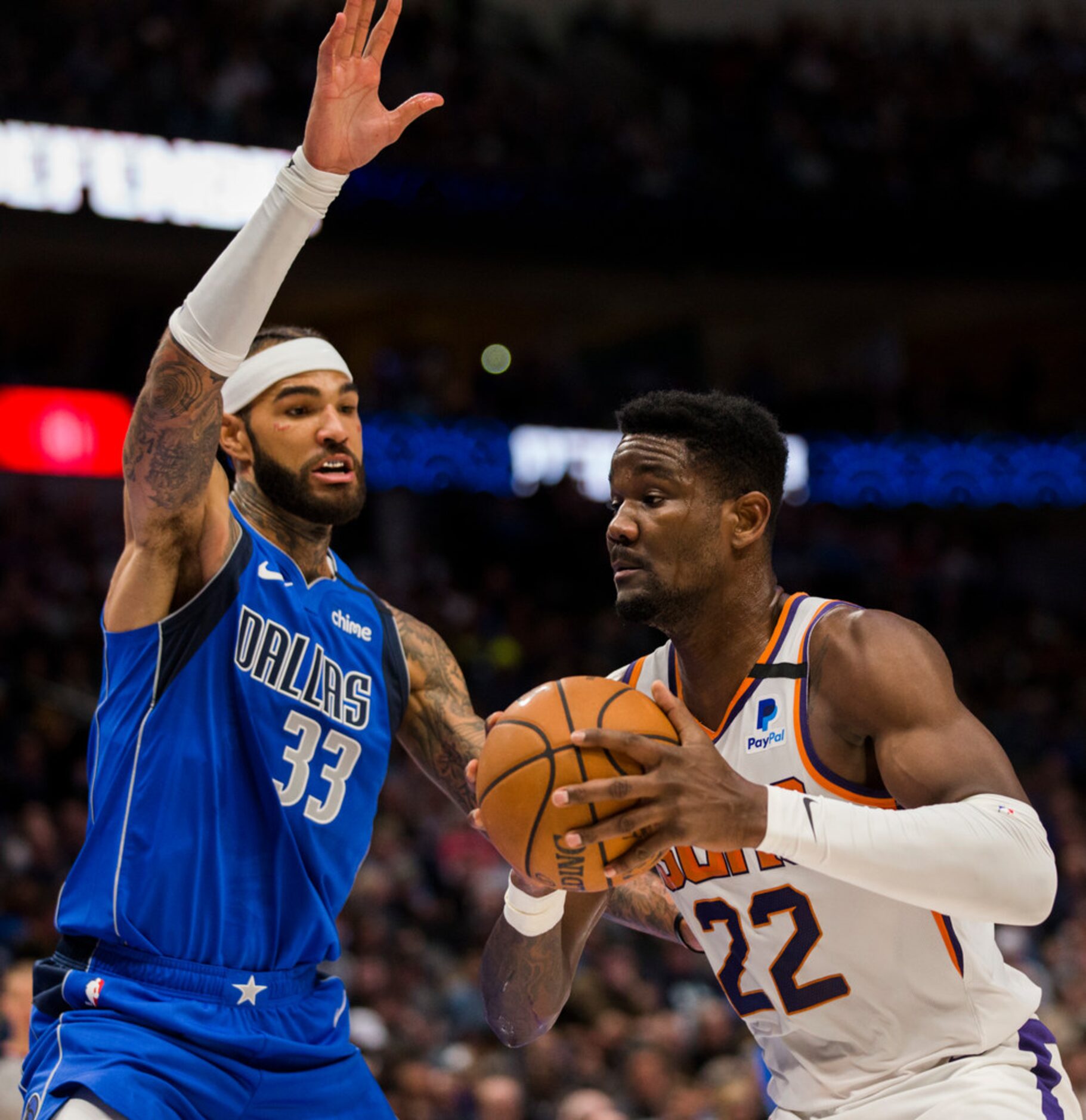 Dallas Mavericks center Willie Cauley-Stein (33) defends against Phoenix Suns center Deandre...