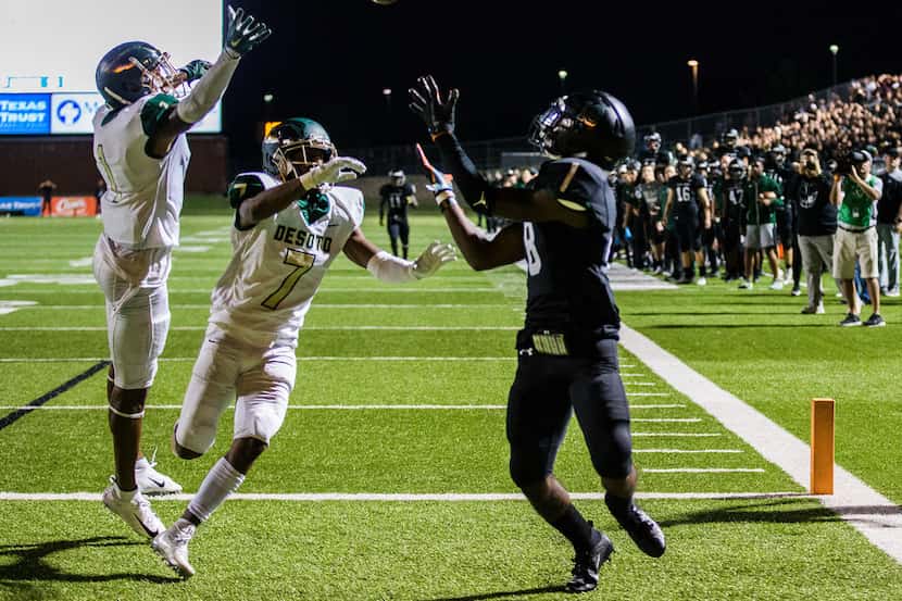 Mansfield Lake Ridge wide receiver Keylan Johnson (18) catches a pass in the end zone for a...