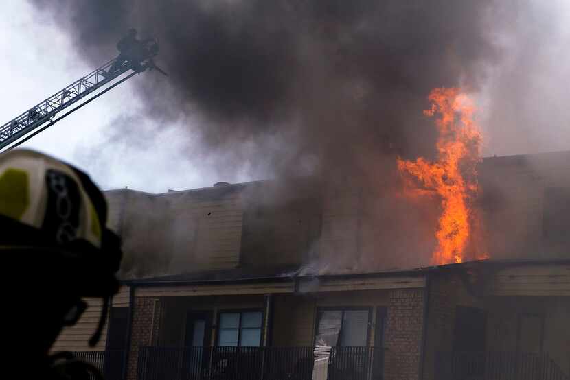 El flagelo comenzó como un incendio de dos alarmas pero fue elevado de cateogría las 1:30...