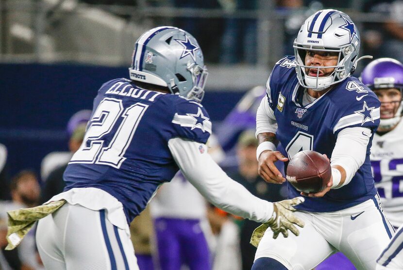 Quarterback Dak Prescott (4) y corredor Ezekiel Elliott (21).