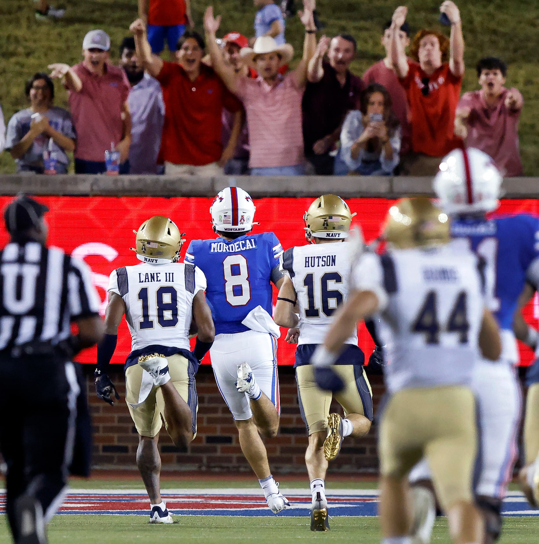 Southern Methodist Mustangs quarterback Tanner Mordecai (8) broke away for a third quarter...