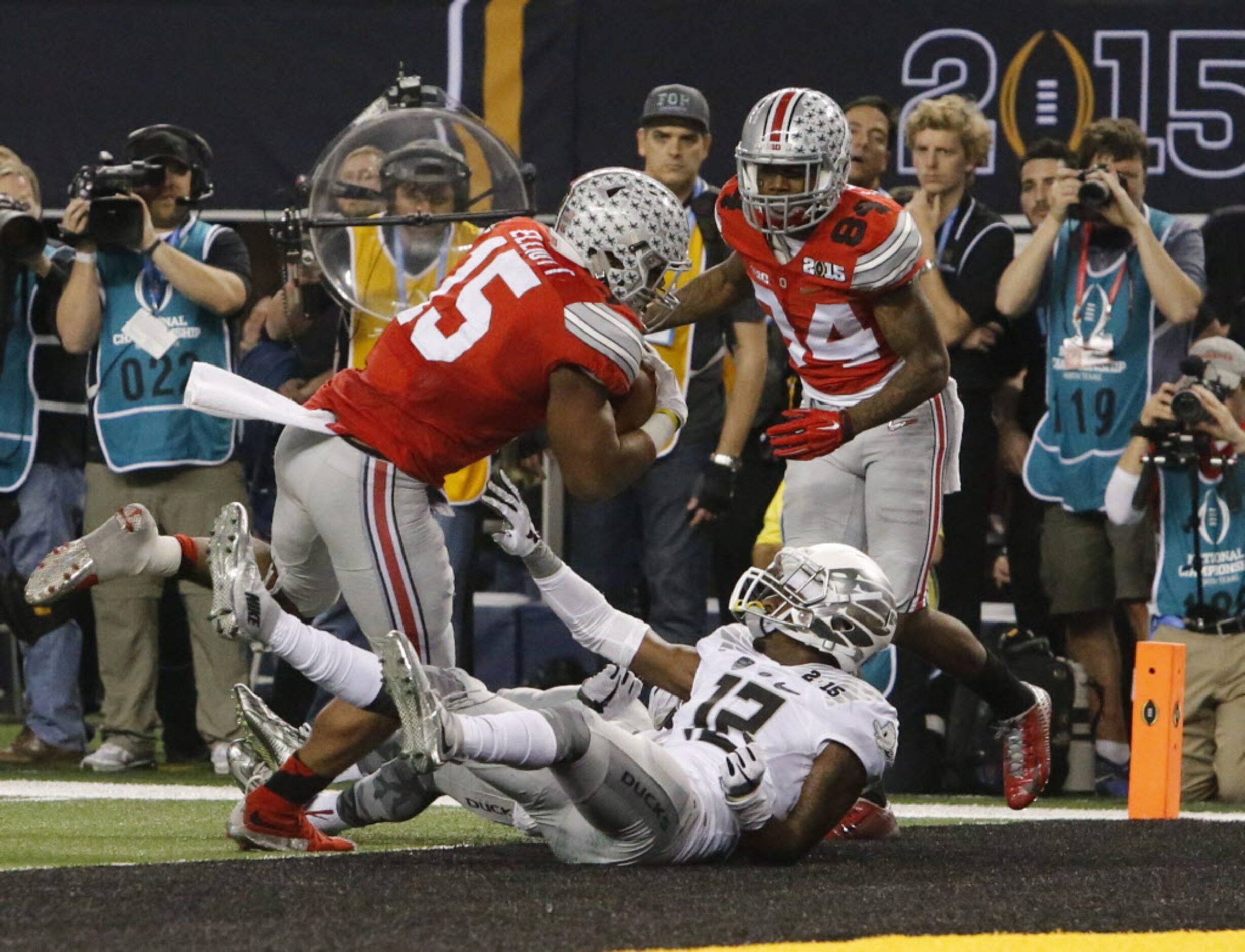 Ohio State Buckeyes running back Ezekiel Elliott (15) scores over Oregon Ducks defensive...