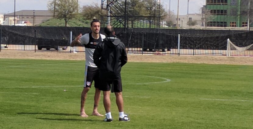 Coach Oscar Pareja talks to Maxi Urruti after the scrimmage. (3-10-18)