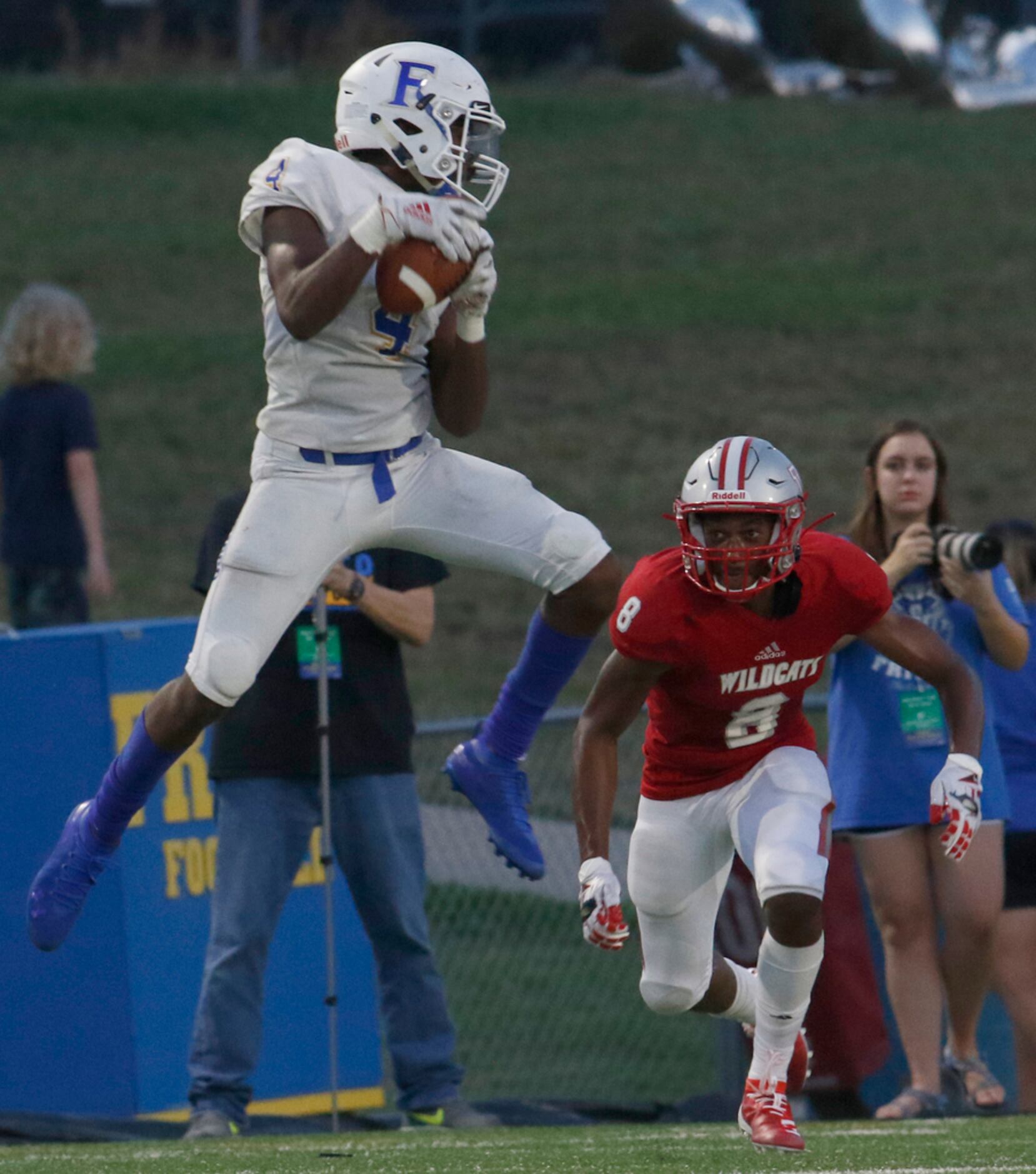 Frisco receiver Chase Lowery (4) leaps to pull in a high pass as Dallas Woodrow Wilson...