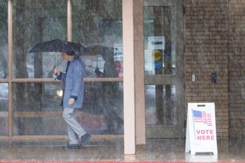Ni la lluvia ha detenido a los votantes demócratas. Greg Abbott está nervioso, según revela...