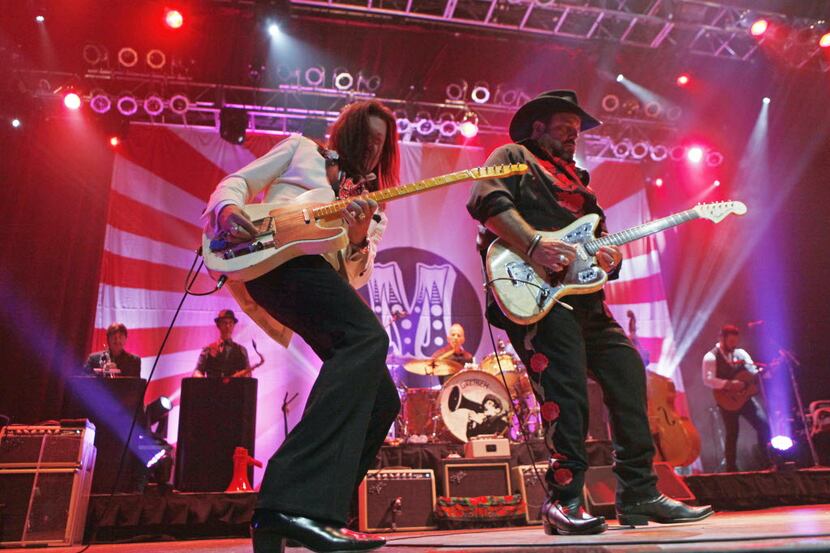 Guitarists Eddie Perez, left, and Raul Malo perform with the Mavericks at House of Blues on...