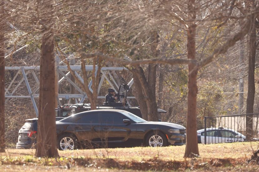 Más de dos docenas de patrulleros y equipo de SWAT cerca del Keeton Park Golf Course en...