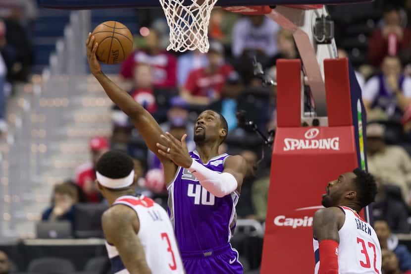 Sacramento Kings forward Harrison Barnes (40) shoots between Washington Wizards guard...
