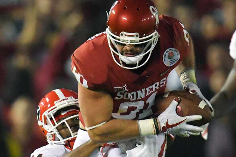 Oklahoma tight end Mark Andrews, right, catches a pass above Georgia defensive back Malkom...