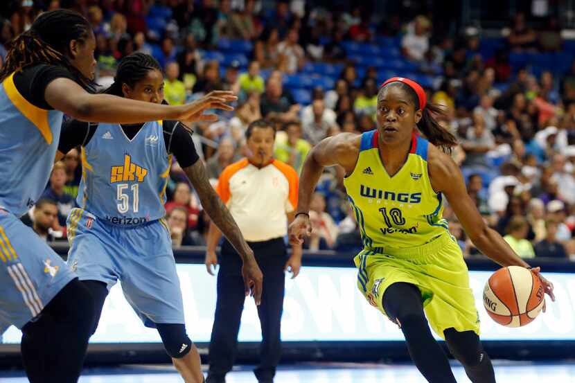 Dallas Wings guard Kaela Davis (10) drives towards the basket as Chicago Sky forward Amber...