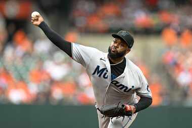 El dominicano Johnny Cueto lanza para los Marlins de Miami, el 16 de julio de 2023, en un...