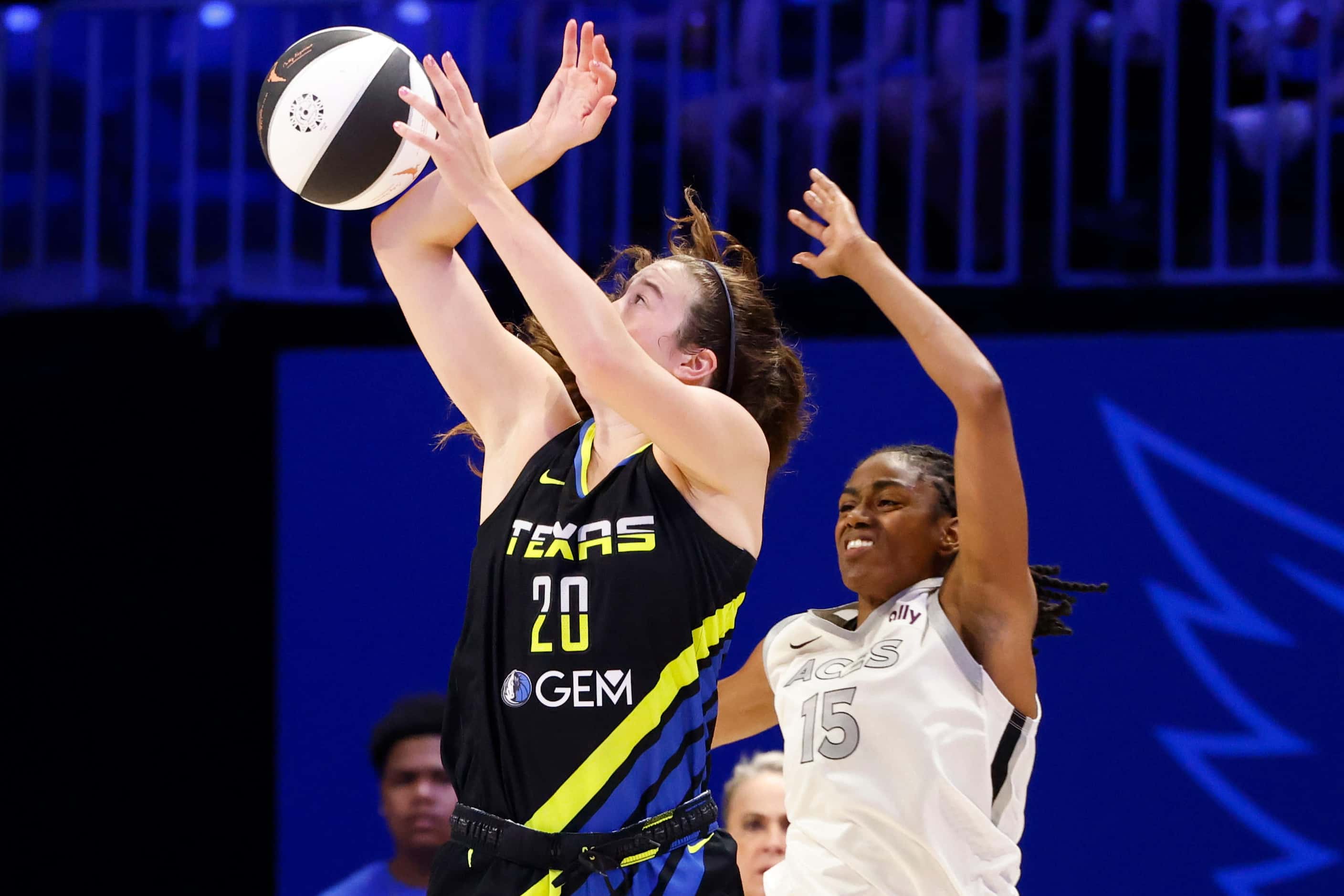 Dallas Wings forward Maddy Siegrist (20) receives a pass past Las Vegas Aces guard Tiffany...