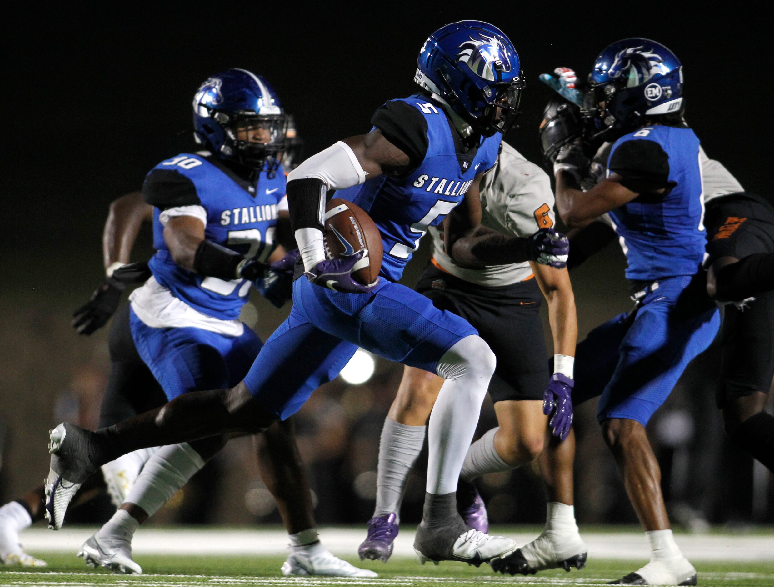 North Mesquite receiver Cordale Russell (5) sprints through the Stallions backfield on an...