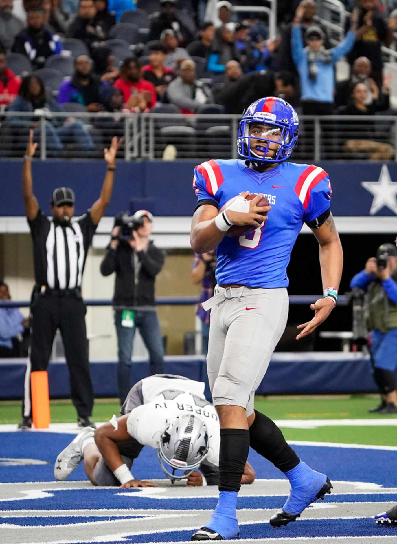 Duncanville quarterback JaÃQuinden Jackson (3)  scores on a 57-yard touchdown run during...