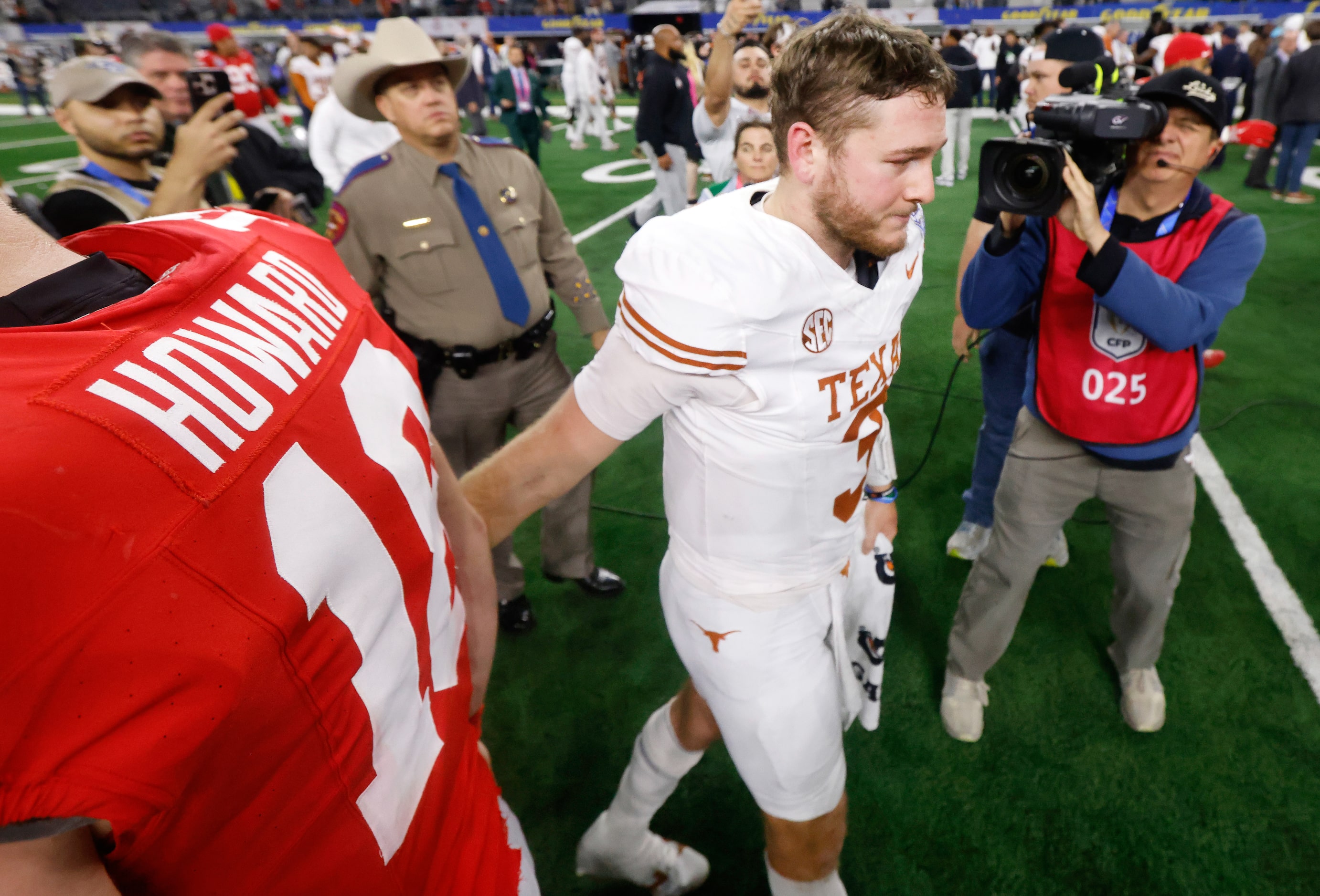 Texas Longhorns quarterback Quinn Ewers (3) congratulated Ohio State Buckeyes quarterback...