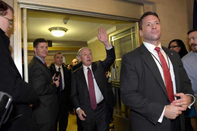 El nuevo Procurador General de Justicia, Jeff Sessions, entrando a sus nuevas oficinas en...