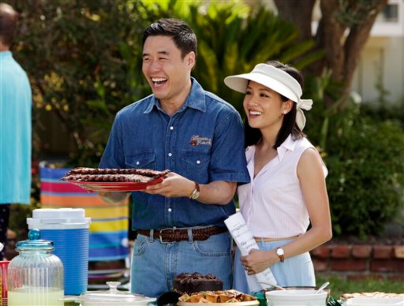 En esta imagen difundida por ABC, Randall Park, a la izquierda, y Constance Wu en una escena...