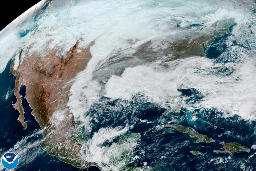En esta imagen satelital de NOAA se ven nubes cubriendo A todo Norteamérica el miércoles 21...