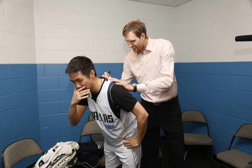 Shen Xu gets Dirk Nowitzki's autograph. (Danny Bollinger)