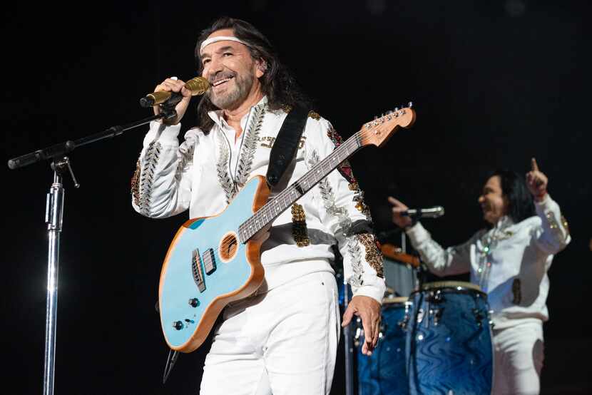 El legendario grupo mexicano Los Bukis se presentó en concierto en el AT&T Stadium de...