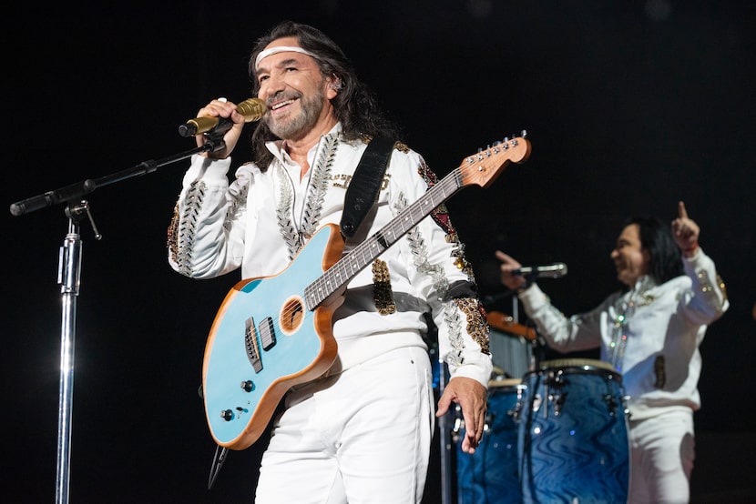 El legendario grupo mexicano Los Bukis se presentó en concierto en el AT&T Stadium de...