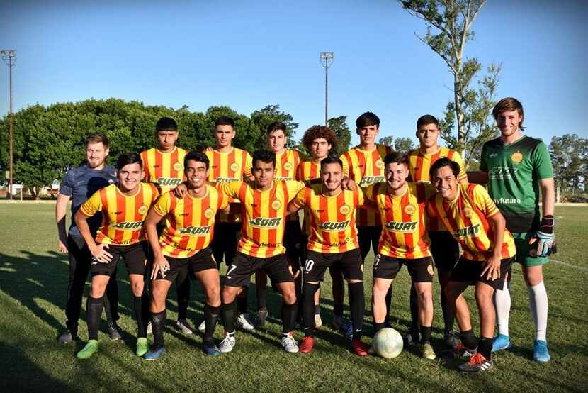 Grupo de jóvenes a prueba en Uruguay entre los que se encuentra Francisco Lugo, de Dallas.