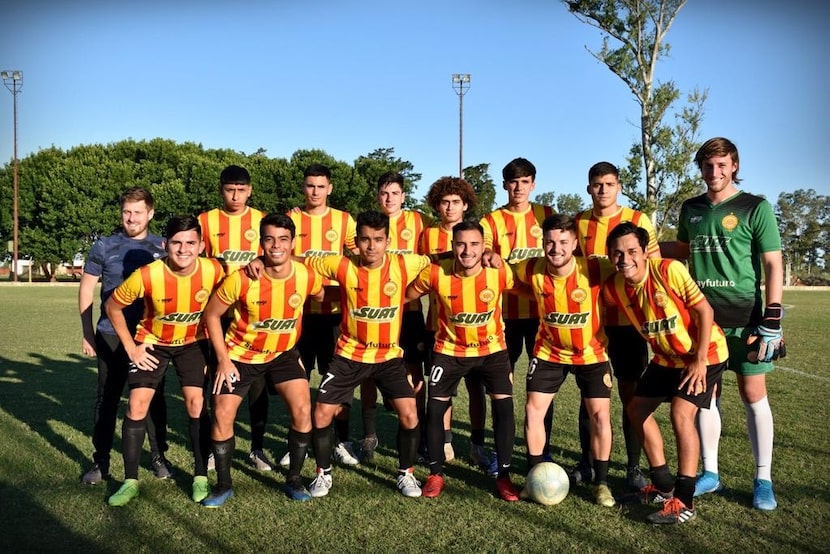 Grupo de jóvenes a prueba en Uruguay entre los que se encuentra Francisco Lugo, de Dallas.