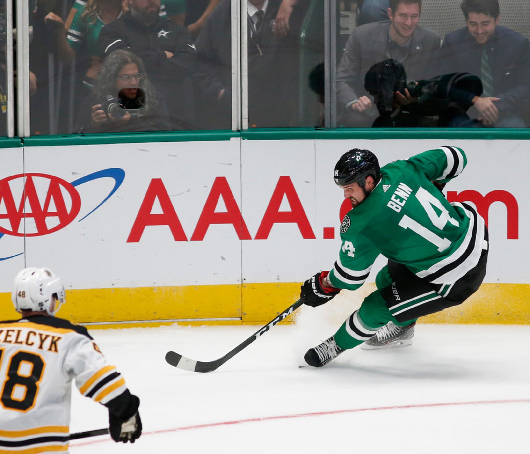 Dallas Stars left wing Jamie Benn (14) looks to pass in a game against the Boston Bruins...