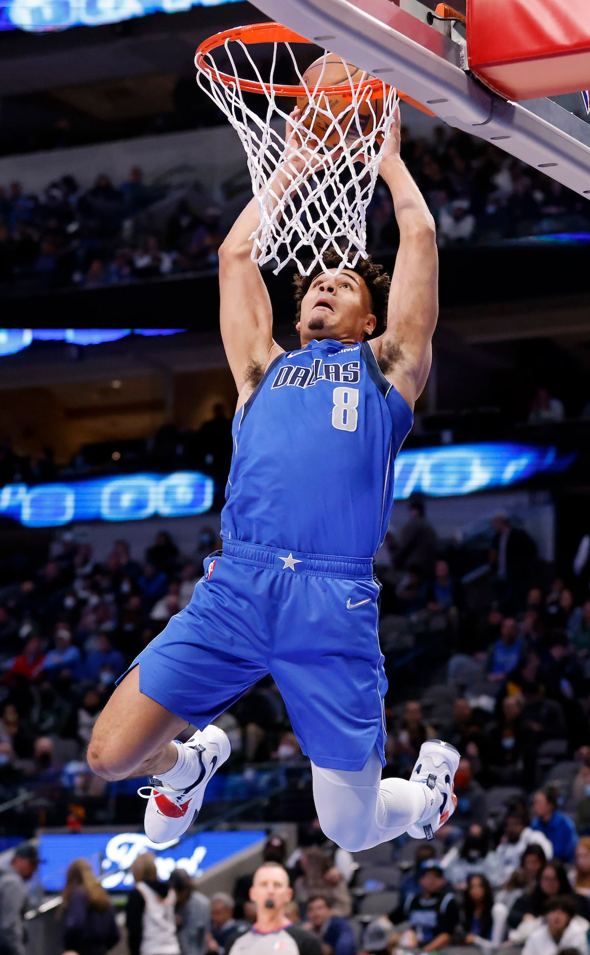 Dallas Mavericks forward George King (8) leaps to catch and pass from guard Luka Doncic (77)...