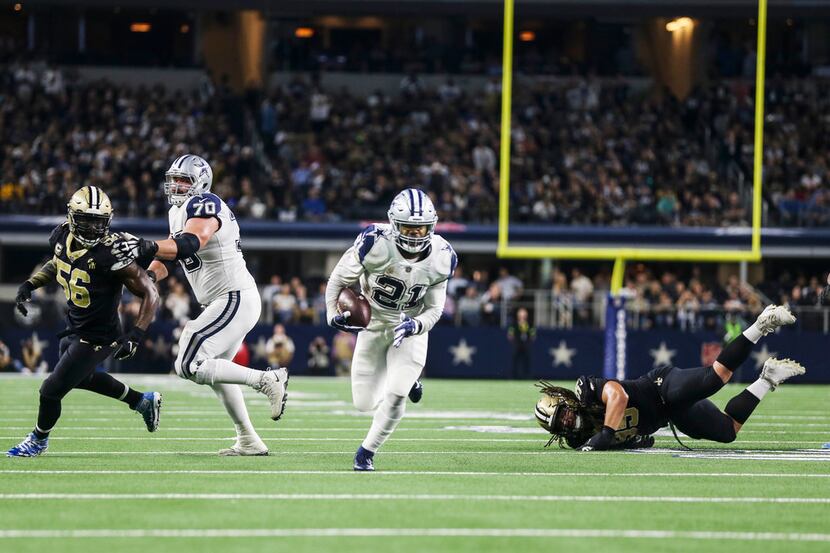 Dallas Cowboys running back Ezekiel Elliott (21) runs the ball up the field to score a...