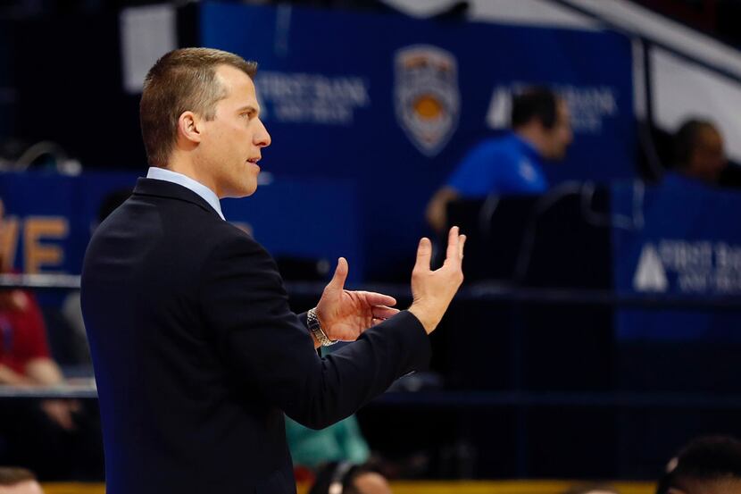 Texas-Arlington head coach Scott Cross calls out from the bench in the first half of the Sun...