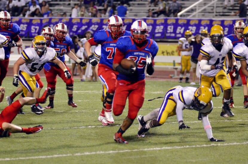 J.J. Pearce's Gjordan Dumas (35) runs the ball for a touchdown against Richardson during the...