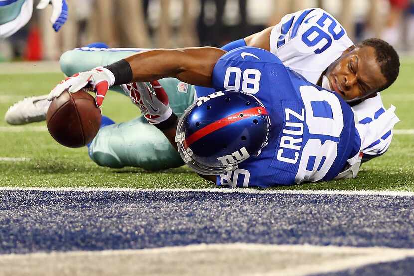 ARLINGTON, TX - SEPTEMBER 08:  Victor Cruz #80 of the New York Giants makes a touchdown pass...
