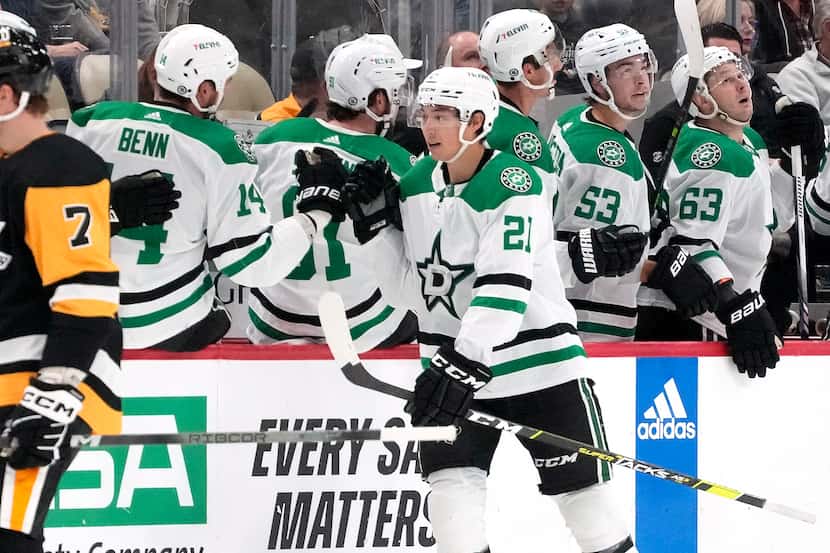 Dallas Stars' Jason Robertson (21) returns to the bench after scoring against the Pittsburgh...