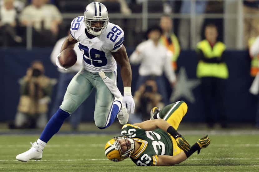 Dallas Cowboys running back DeMarco Murray (29) breaks away from Green Bay Packers...
