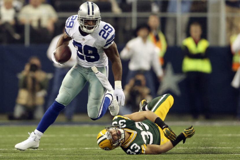 Dallas Cowboys running back DeMarco Murray (29) breaks away from Green Bay Packers...