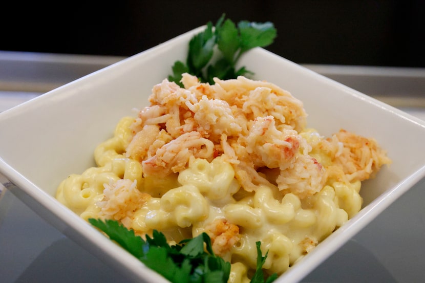 Los macarrones con queso y langosta se unen al menú de os Dallas Cowboys en AT&T Stadium.