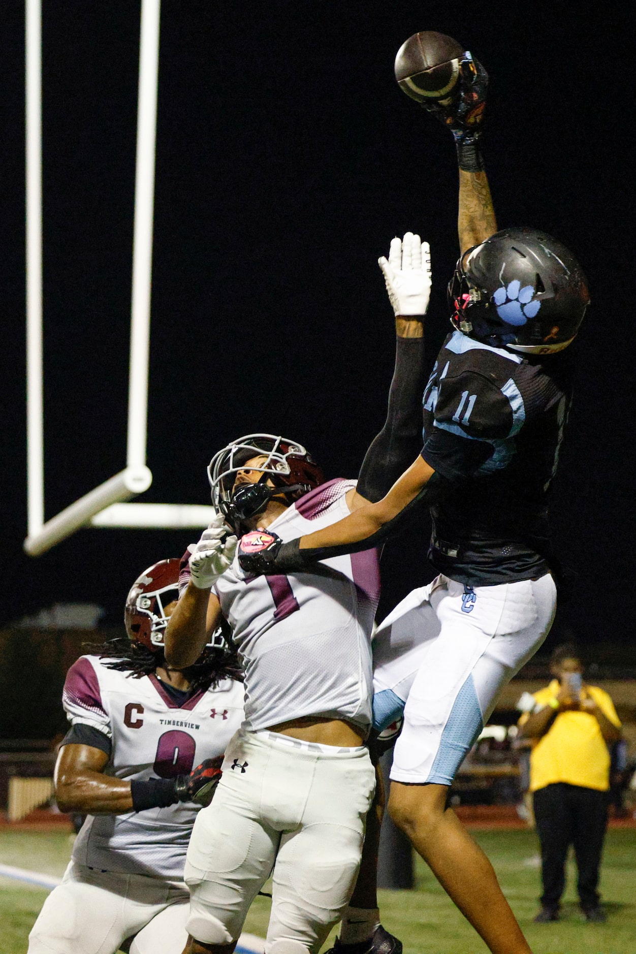 Arlington Seguin wide receiver Carterrious Brown (11) makes a leaping catch over Mansfield...